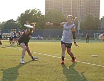 Linda Morse throwing a frisbee