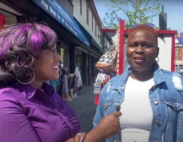 Saj “Purple” Blackwell talking to West Philly residents about the Derek Chauvin trial. (WHYY)